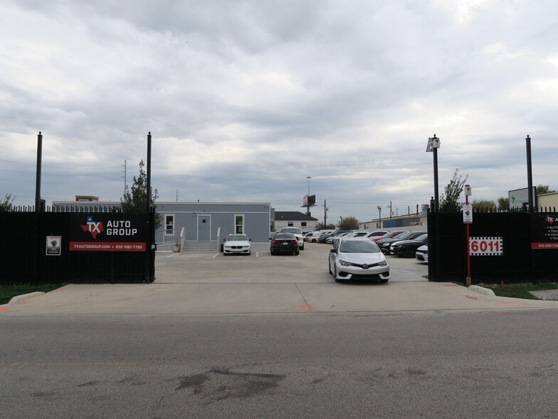 More Photos Of 6011 Skyline Dr, Houston Auto Dealership For Lease