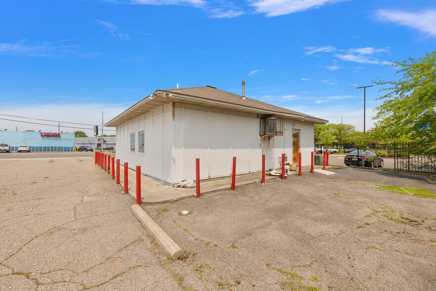 More Photos Of 11600 Kelly Rd, Detroit Freestanding For Sale