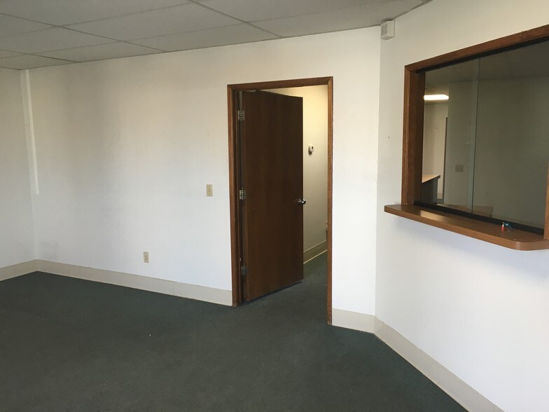 More Photos Of 15963 Quantico Rd, Apple Valley Medical For Lease