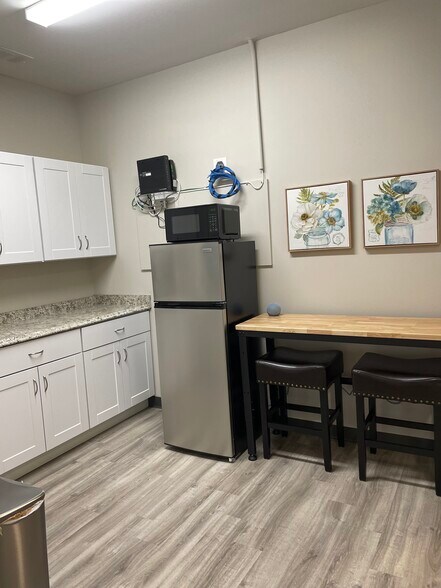 More Photos Of 247 River Park North Dr, Woodstock Medical For Sale