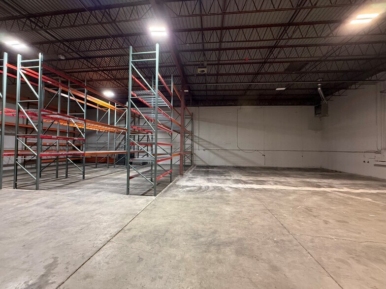 More Photos Of 1315 Lamar St, Lakewood Warehouse For Sale