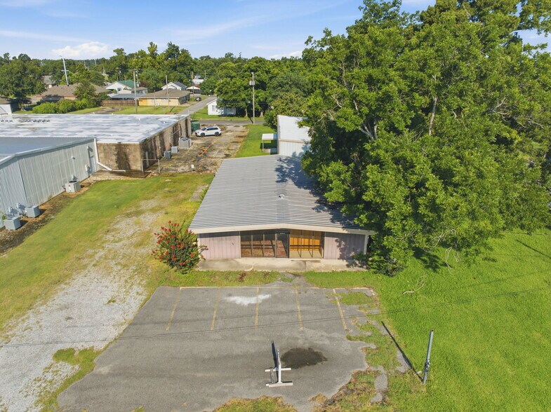 More Photos Of 1315 Ruth St, Sulphur Office For Lease