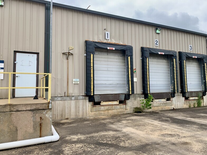 More Photos Of 5725 Howard Bush Dr, Neosho Distribution For Lease