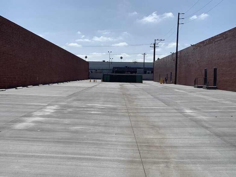 More Photos Of 13838 S Figueroa St, Los Angeles Warehouse For Lease
