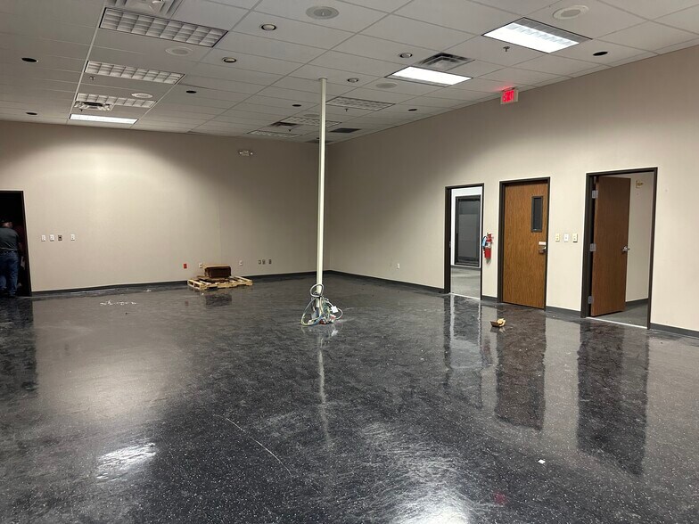 More Photos Of 2323 McDaniel Dr, Carrollton Distribution For Lease