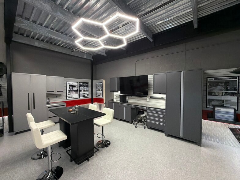 More Photos Of 105 Copper Ranch Rd, Belgrade Showroom For Lease