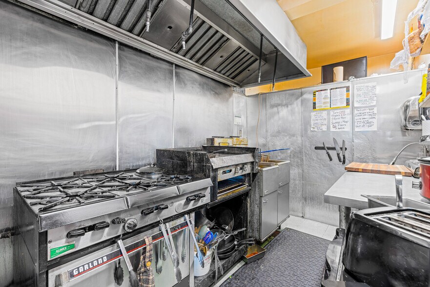 More Photos Of 7 Union St, Smiths Falls Restaurant For Sale