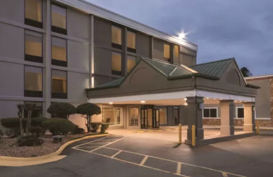 More Photos Of 120 W Pershing Blvd, North Little Rock Hotel For Sale