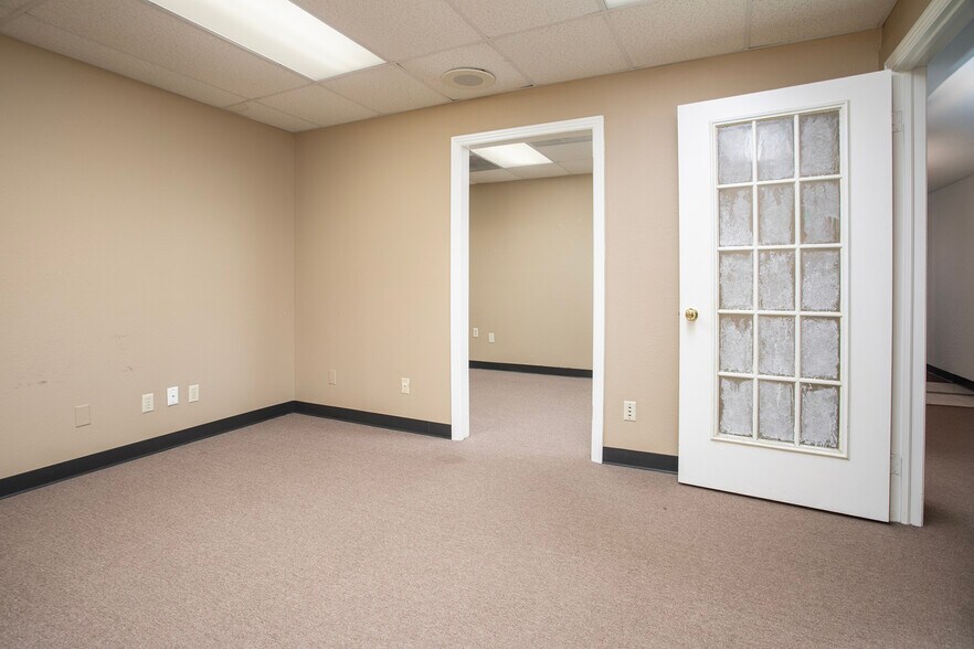 More Photos Of 415 Beckham Ave, Tyler Storefront For Sale