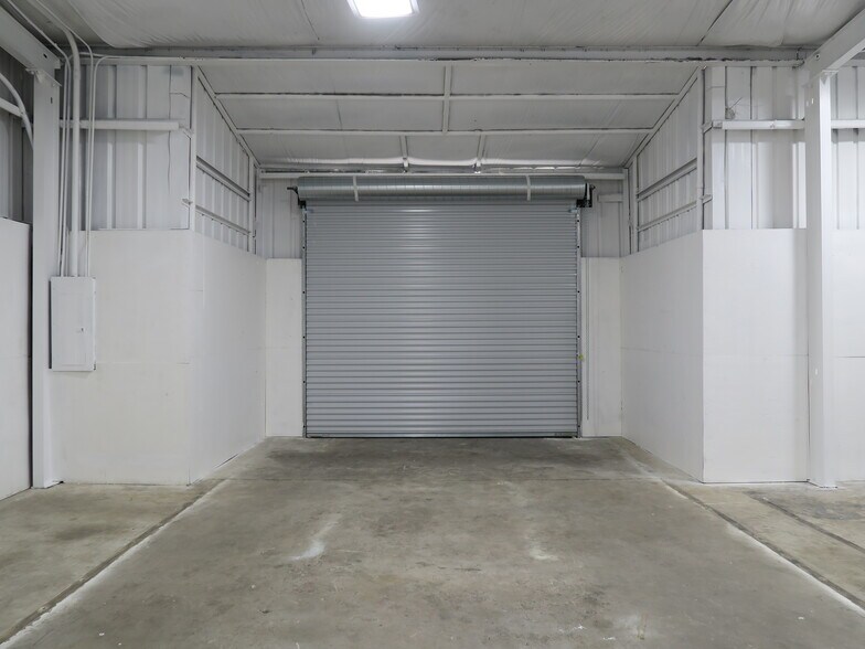 More Photos Of 5638 Star Ln, Houston Auto Dealership For Lease