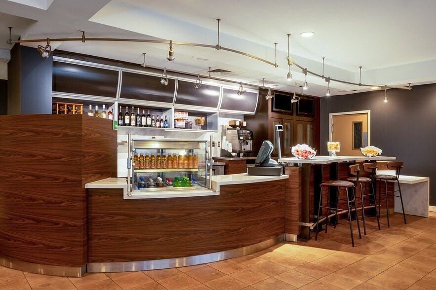 More Photos Of 2901 Airport Dr, Columbus Hotel For Sale