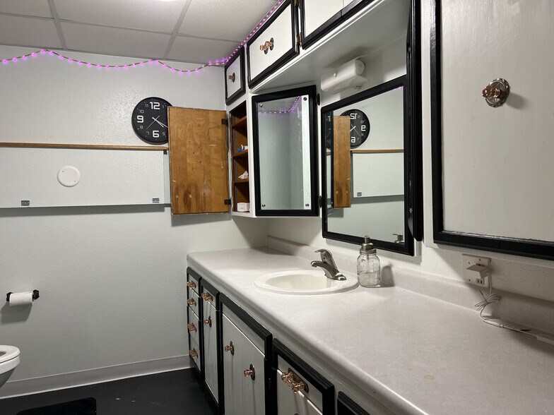 More Photos Of 821 E 7th St, Platte Hotel For Sale