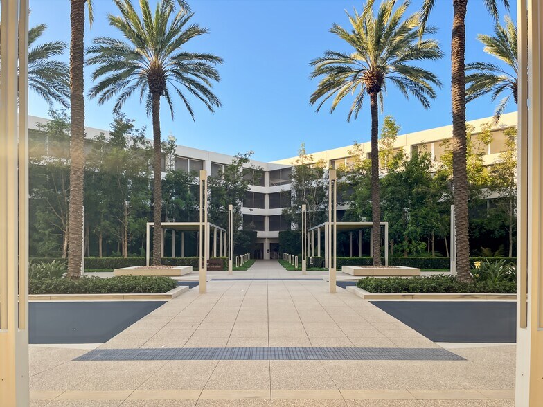 More Photos Of 300 Spectrum Center Dr, Irvine Coworking Space