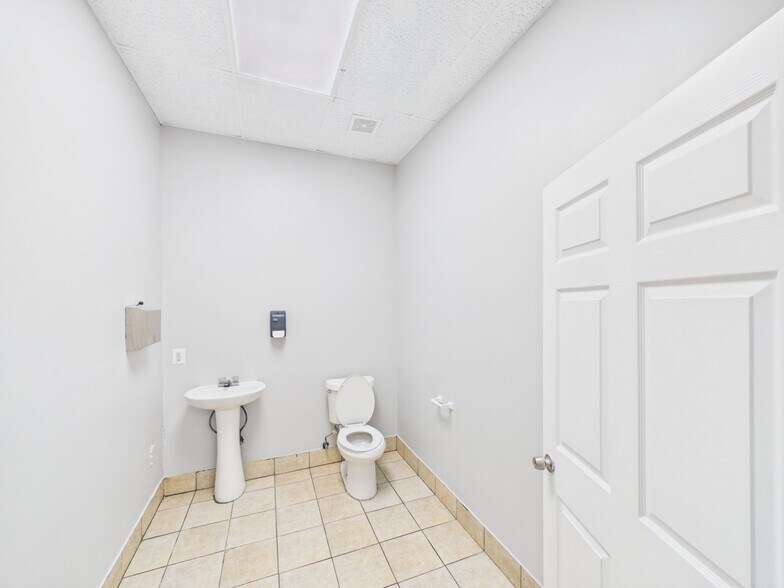 More Photos Of 17602 W Little York Rd, Houston General Retail For Lease