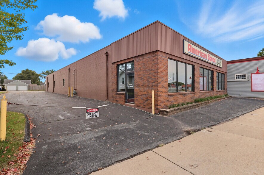More Photos Of 3006 Avenue of the Cities, Moline Flex For Sale