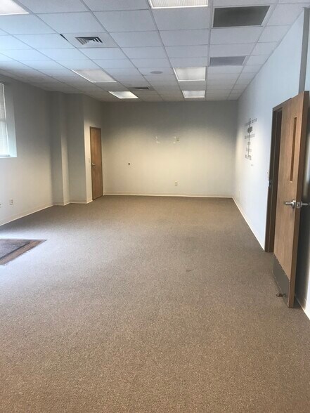 More Photos Of 560 N Stewart Ave, Springfield Office For Lease