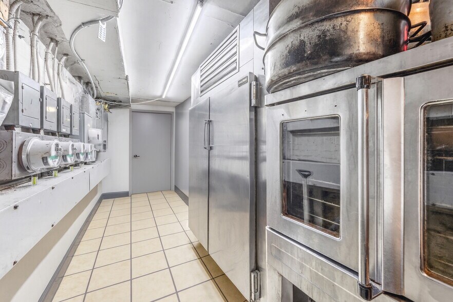 More Photos Of 128 Metropolitan Ave, Brooklyn Restaurant For Lease