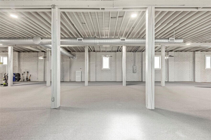 More Photos Of 2301 N Main St, Paris Freestanding For Sale