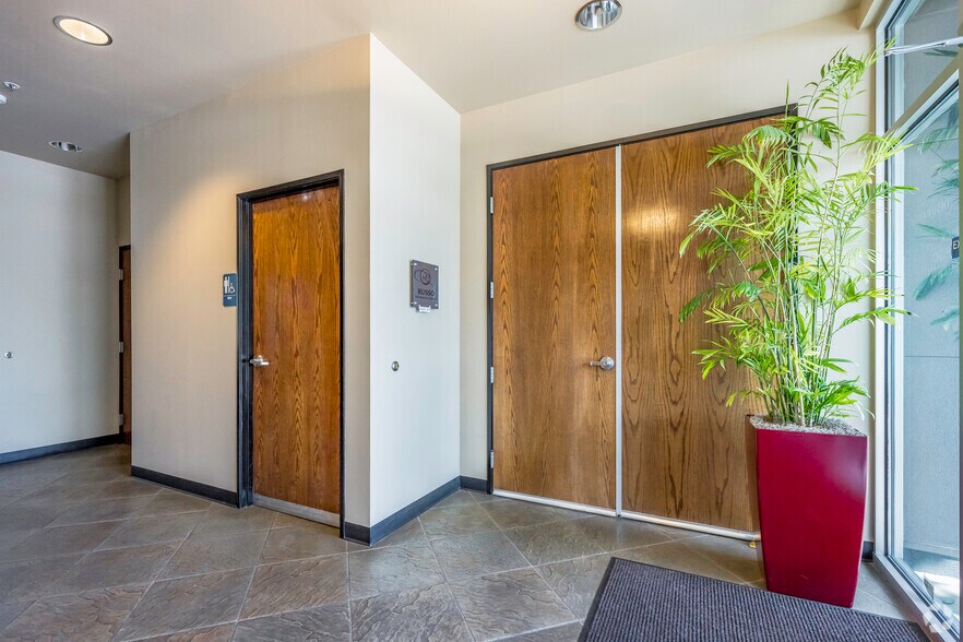 More Photos Of 951 Reserve Dr, Roseville Medical For Lease