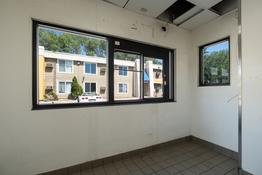 More Photos Of 101 W Lind St, Mankato Fast Food For Lease