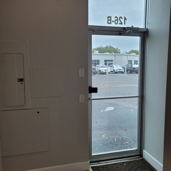 More Photos Of 7751 Kingspointe Pky, Orlando Light Distribution For Lease
