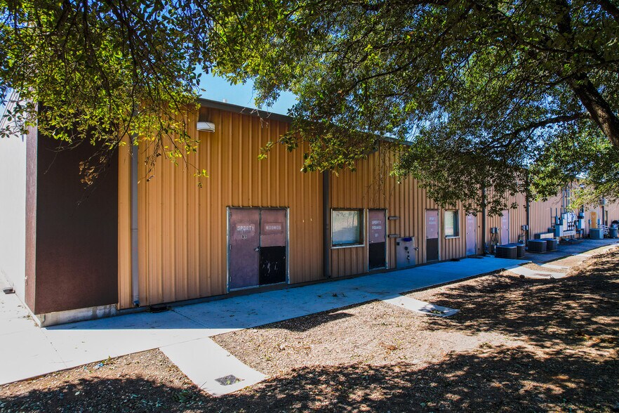 More Photos Of 8201 Cross Park Dr, Austin Unknown For Lease