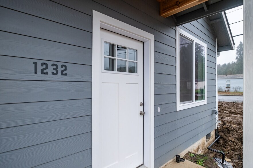 More Photos Of 1230 49th Ave, Sweet Home Multifamily For Sale