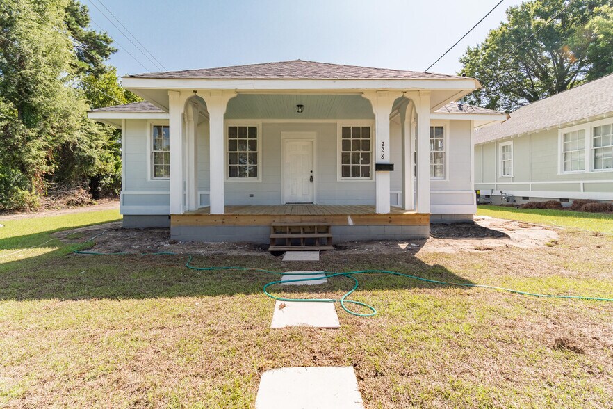 More Photos Of 302 Picadilly St, Columbia Specialty For Sale
