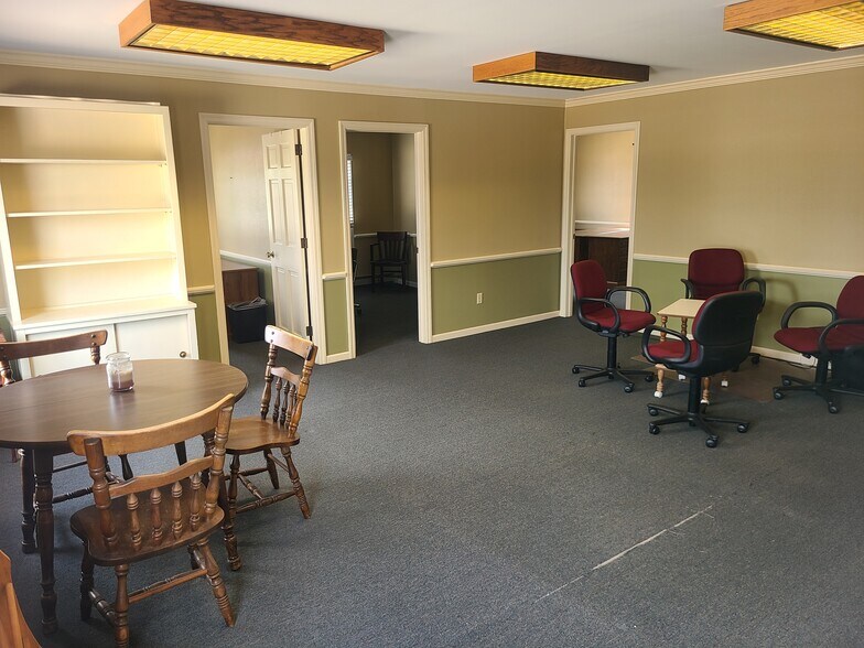 More Photos Of 555 E Main St, Somerset Flex For Sale