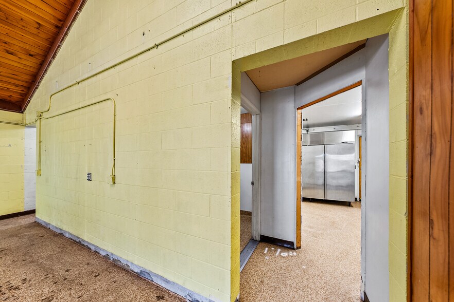 More Photos Of 21823 Highway 62, Shady Cove Storefront For Lease