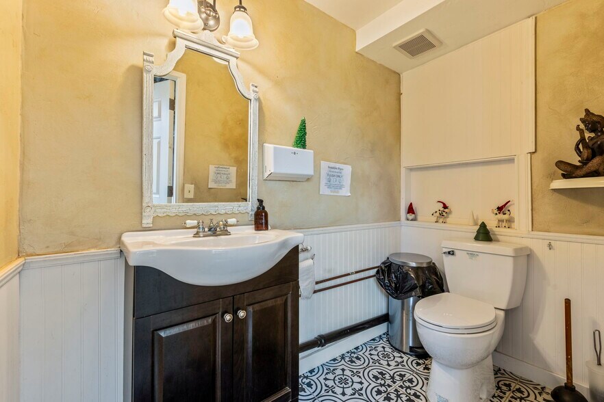 More Photos Of 145 N Market St, Wailuku Storefront Retail Residential For Lease