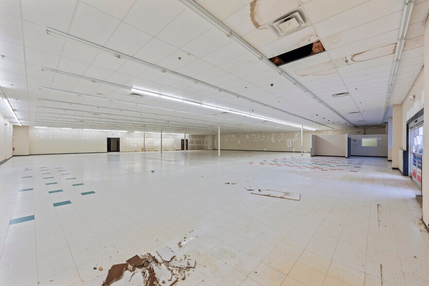 More Photos Of 4200 Skyhawk Pky, Martin Supermarket For Lease