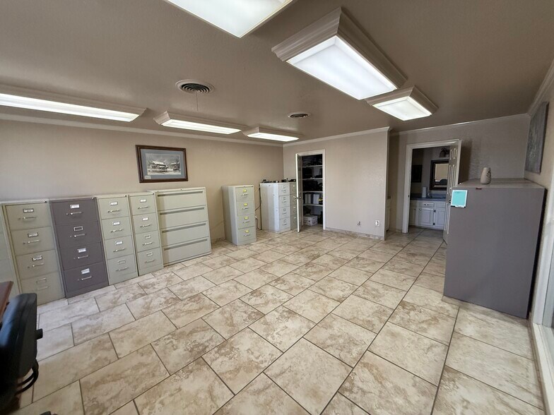 More Photos Of 507 Mustang Dr, Andrews Warehouse For Lease