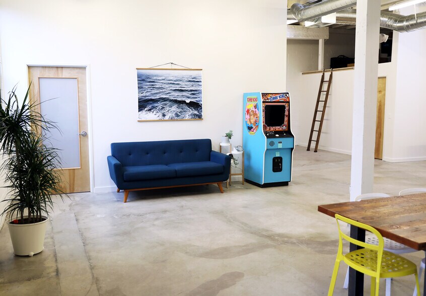 More Photos Of 2335 SE 50th Ave, Portland Light Distribution For Lease