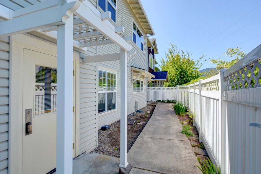 More Photos Of 905 Skylark Pl, Ashland Medical For Sale