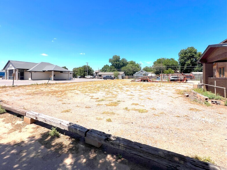 More Photos Of 621 E Broadway St, Altus Office Residential For Sale