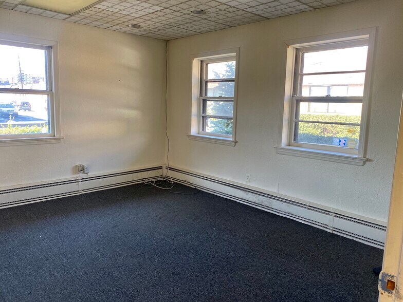 More Photos Of 31 DiCarolis Ct, Hackensack Warehouse For Lease