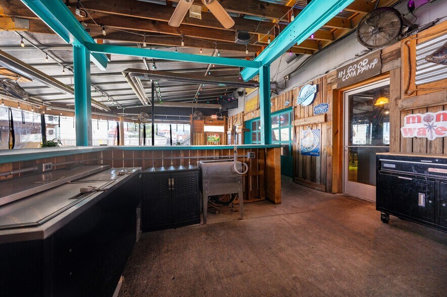 More Photos Of 3248 Blackwood Dr, Nashville Bar For Sale