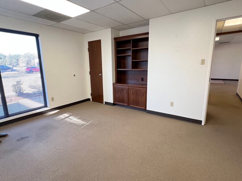 More Photos Of 4415-4417 71st St, Lubbock Office For Sale