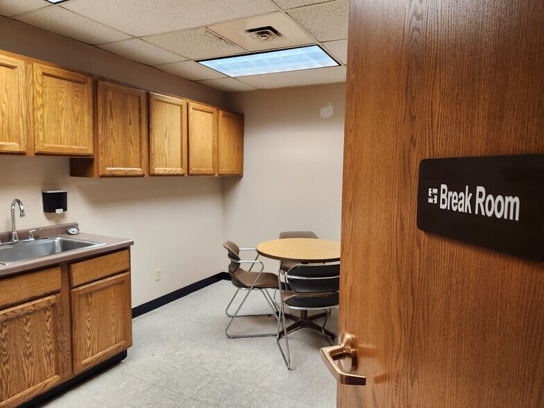 More Photos Of 125-175 Jackson Ave N, Hopkins Light Distribution For Lease