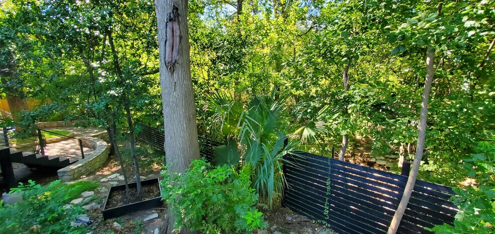 More Photos Of 1405 E 38th 1/2 St, Austin Office For Lease