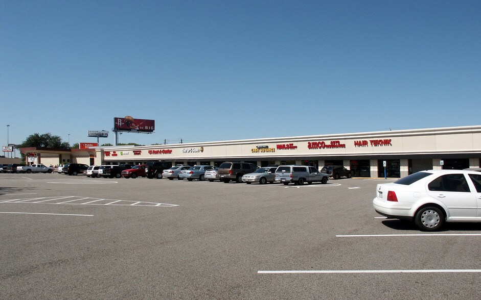 More Photos Of 5240-5392 W 34th St, Houston General Retail For Lease