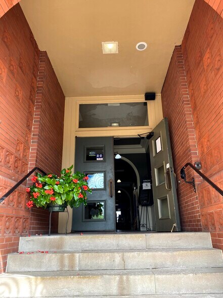 More Photos Of 356 W Western Ave, Muskegon Storefront For Sale