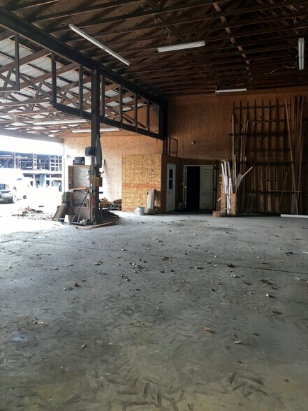 More Photos Of 221 N Main St, Benton Freestanding For Sale
