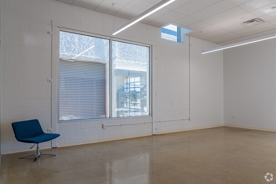 More Photos Of 3216-3308 Royalty Row, Irving Showroom For Lease