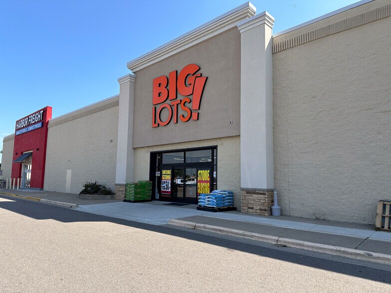 Primary Photo Of 2614 Bridge Ave, Albert Lea Freestanding For Lease