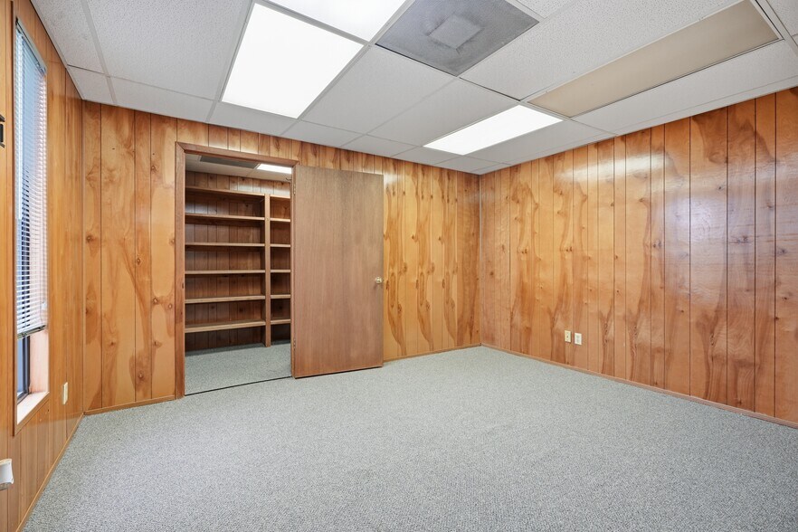 More Photos Of 2233 Garden Rd, Pearland Warehouse For Lease