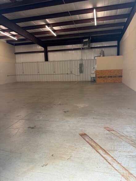 More Photos Of 9011 Polaris Dr, Oklahoma City Distribution For Lease