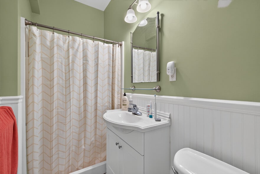 More Photos Of 446 Madison St NE, Minneapolis Multifamily For Sale