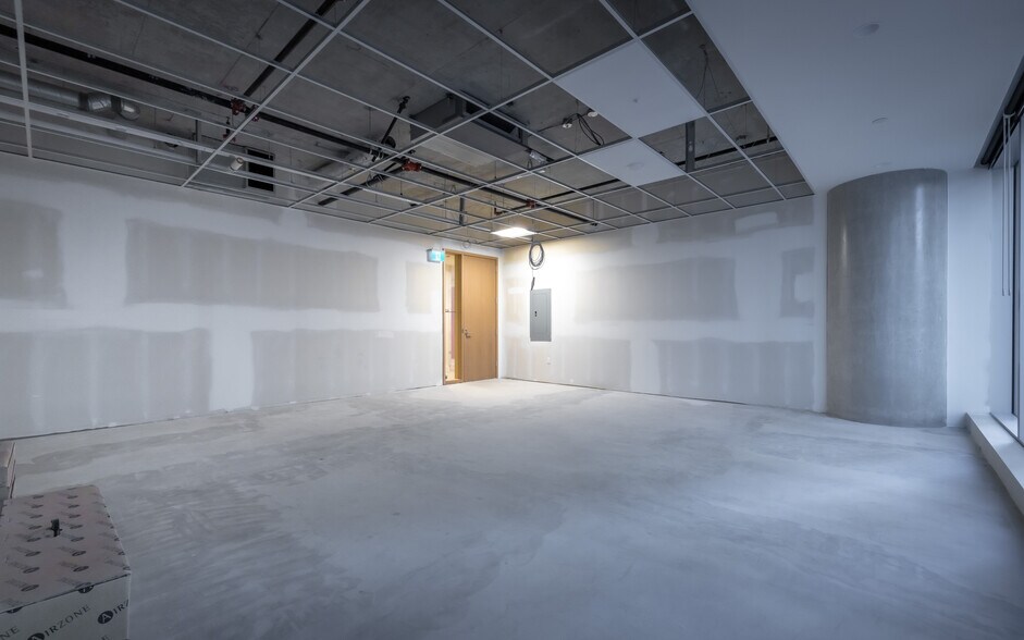 More Photos Of 320 Granville St, Vancouver Office For Sale